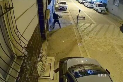 Dehşet anları: Eski sevgili binayı kundaklayıp camları kırdı Dehşet anları: Eski sevgili binayı kundaklayıp camları kırdı