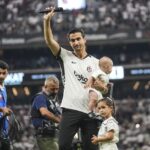 Dolmabahçe’de duygusal anlar! Necip Uysal’a maç öncesi veda edildi