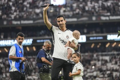 Dolmabahçe’de duygusal anlar! Necip Uysal’a maç öncesi veda edildi