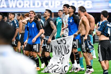 Dünya Kupası’nı karıştıran Falkland sloganının otel çarşafına yazılarak tribüne sokulduğu ortaya çıktı! FIFA çarşafa dolandı