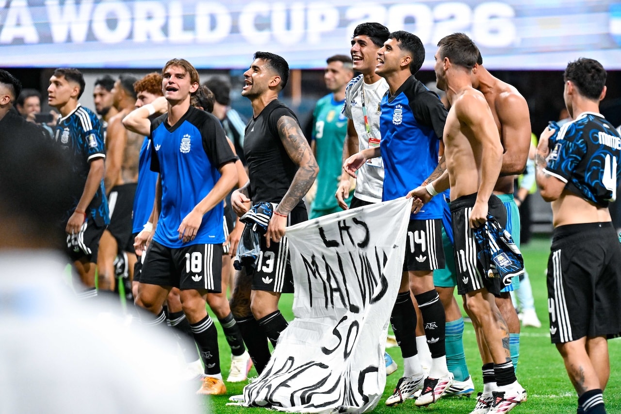 Dünya Kupası’nı karıştıran Falkland sloganının otel çarşafına yazılarak tribüne sokulduğu ortaya çıktı! FIFA çarşafa dolandı