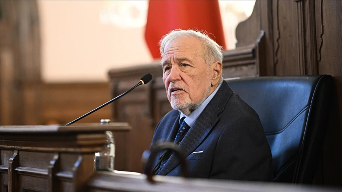 Dünya tarihçiliğinde bir Türk imzası: Prof. Dr. İlber Ortaylı Dünya tarihçiliğinde bir Türk imzası: Prof. Dr. İlber Ortaylı