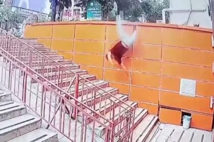 Duvarın üzerinde sızdı, dengesini kaybedip merdivenlere çakıldı! O anlar kamerada