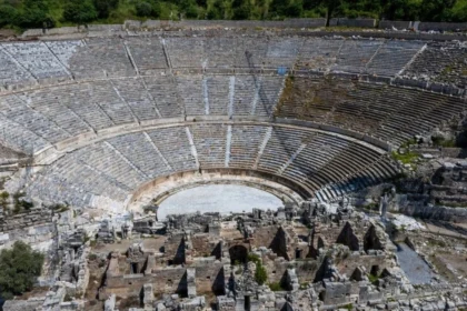Efes’in “taş hastanesi”nde 2 bin yıllık sütunlara hassas dokunuş