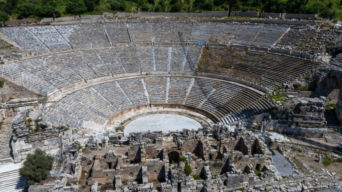 Efes’in “taş hastanesi”nde 2 bin yıllık sütunlara hassas dokunuş