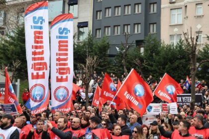 Eğitim-İş’ten Bakan Tekin’e tepki: Bakan sorumluluk üstlenmek yerine kendisini eleştirenlerden şikayetçi olmuştur Eğitim-İş’ten Bakan Tekin’e tepki: Bakan sorumluluk üstlenmek yerine kendisini eleştirenlerden şikayetçi olmuştur