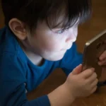 Erken yaşta telefon kullanımı çocukların gelişimini tehdit ediyor Erken yaşta telefon kullanımı çocukların gelişimini tehdit ediyor