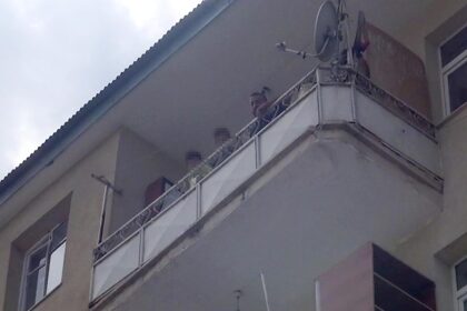 Erzurum’da korku dolu anlar: Eşiyle barışmak için 2 çocuğunu rehin aldı