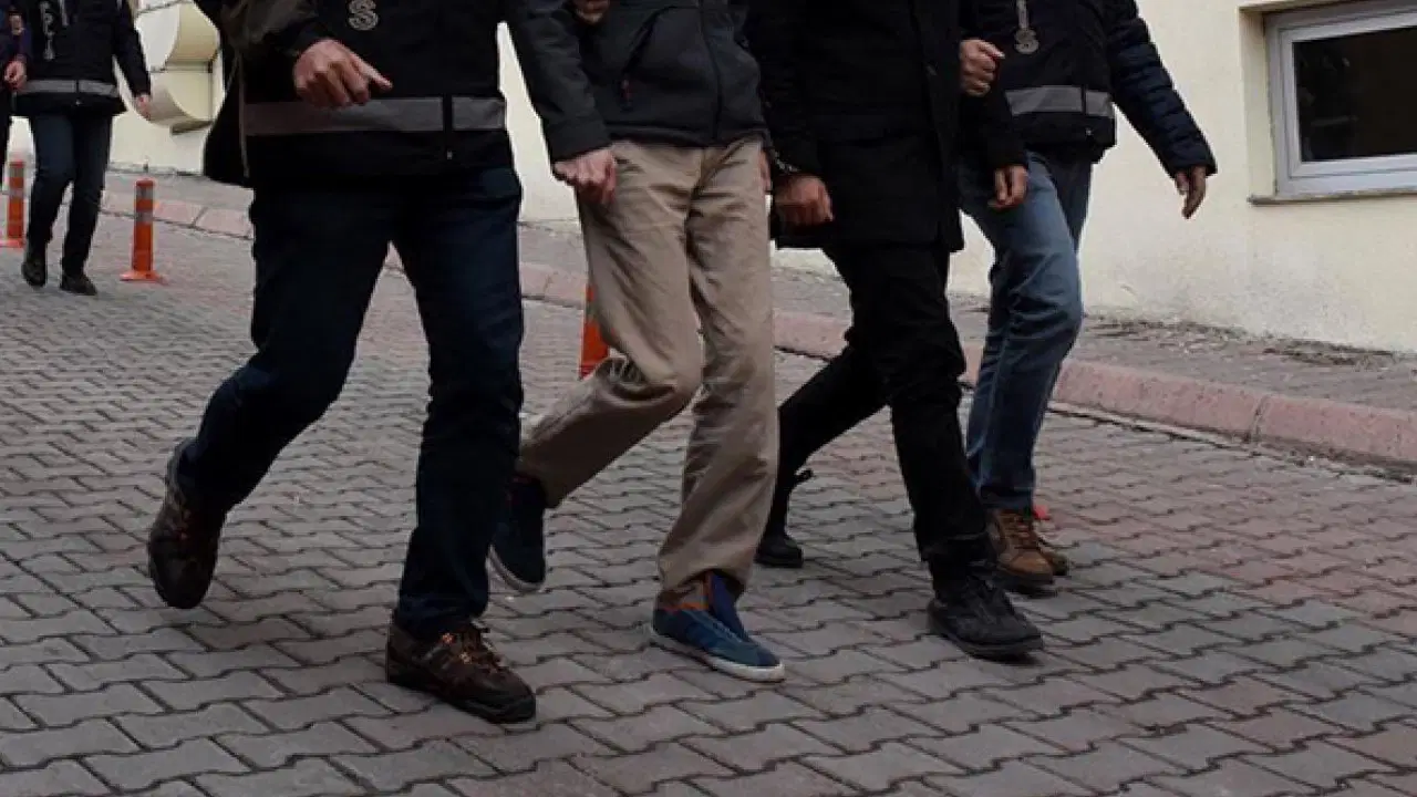 Esenyurt’ta tartıştığı sürücünün aracının lastiklerini kesen zanlı tutuklandı