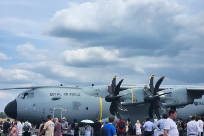 Farnborough Airshow 2026’da Son Gün Coşkusu: BAE Akrobasi Ekibi Gökyüzüne Damga Vurdu