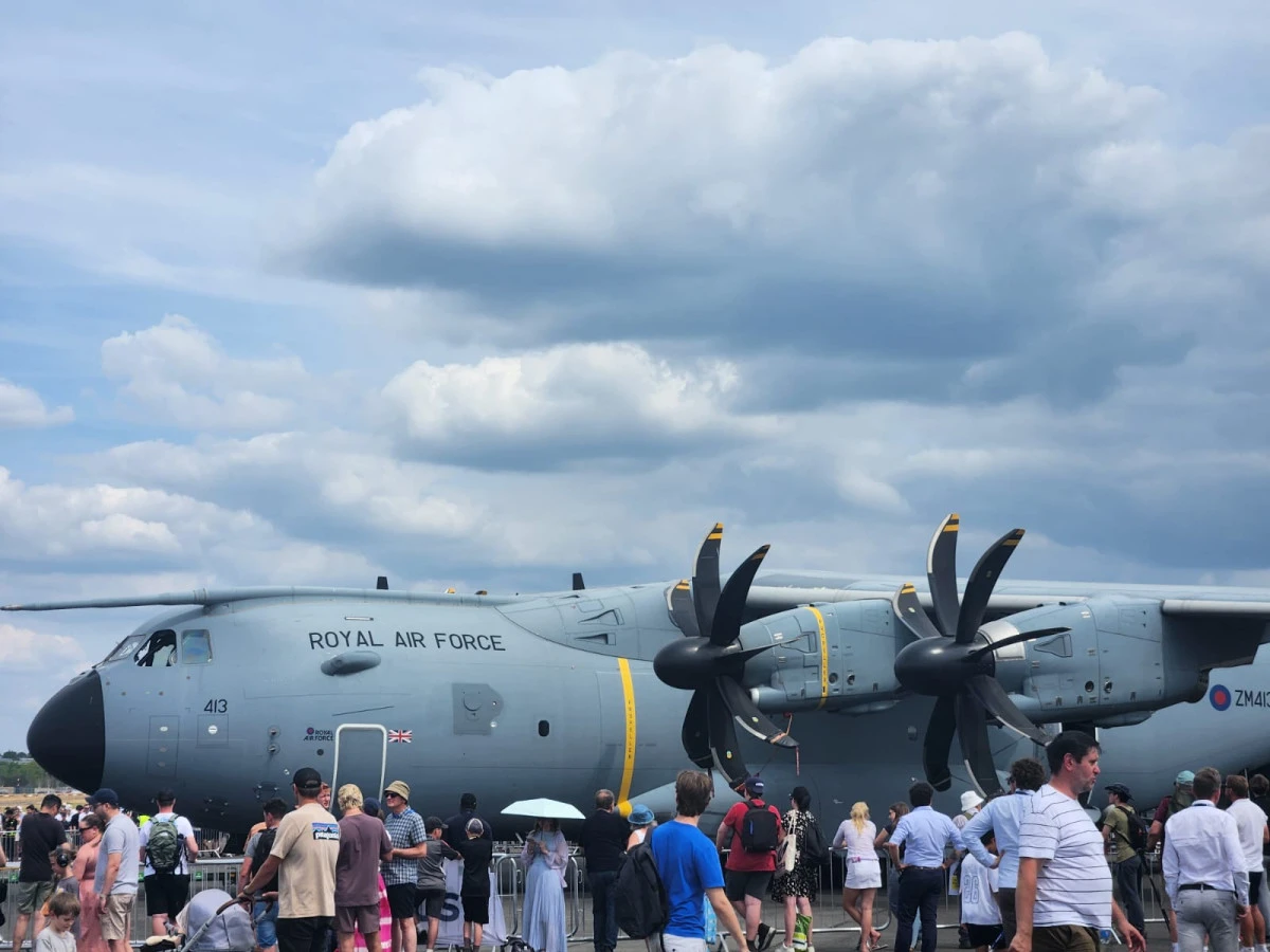 Farnborough Airshow 2026’da Son Gün Coşkusu: BAE Akrobasi Ekibi Gökyüzüne Damga Vurdu