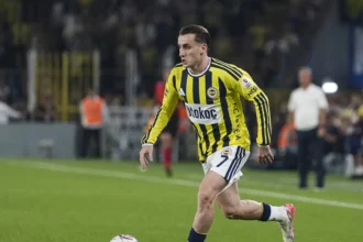 Fenerbahçe’de sakatlık: Kerem Aktürkoğlu, sedyeyle oyundan çıktı