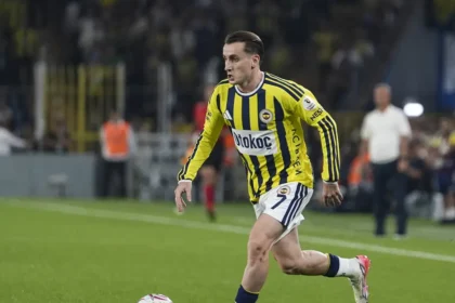 Fenerbahçe’de sakatlık: Kerem Aktürkoğlu, sedyeyle oyundan çıktı