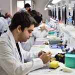 Hayatı ertelemek zorunda kalıyoruz