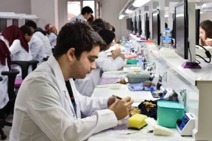 Hayatı ertelemek zorunda kalıyoruz