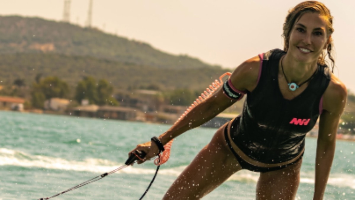Hobi olsun diye başladı hayatı değişti: Çağla Şıkel’in jetsurf pozları beğeni topladı