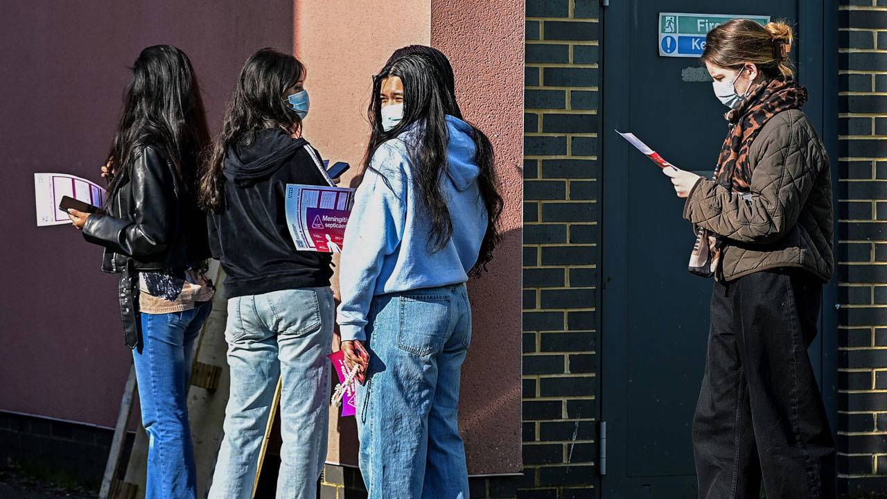 İngiltere’de menenjit vakası: Bir öğrenci hayatını kaybetti, iki öğrenci tedavi altında İngiltere’de menenjit vakası: Bir öğrenci hayatını kaybetti, iki öğrenci tedavi altında