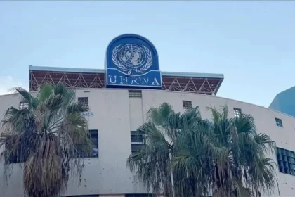 İsrail ordusu, Doğu Kudüs’te UNRWA’ya bağlı eğitim merkezine baskın düzenleyerek çalışanları alıkoydu