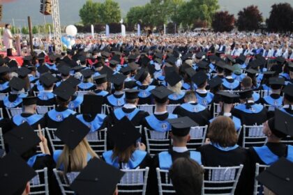 IUS'tan tarihi başarı: 400'e yakın mezun verdi!