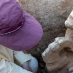 Karahantepe’de 11 bin yıllık heykel bulundu: Leoparın sırtında insan figürü