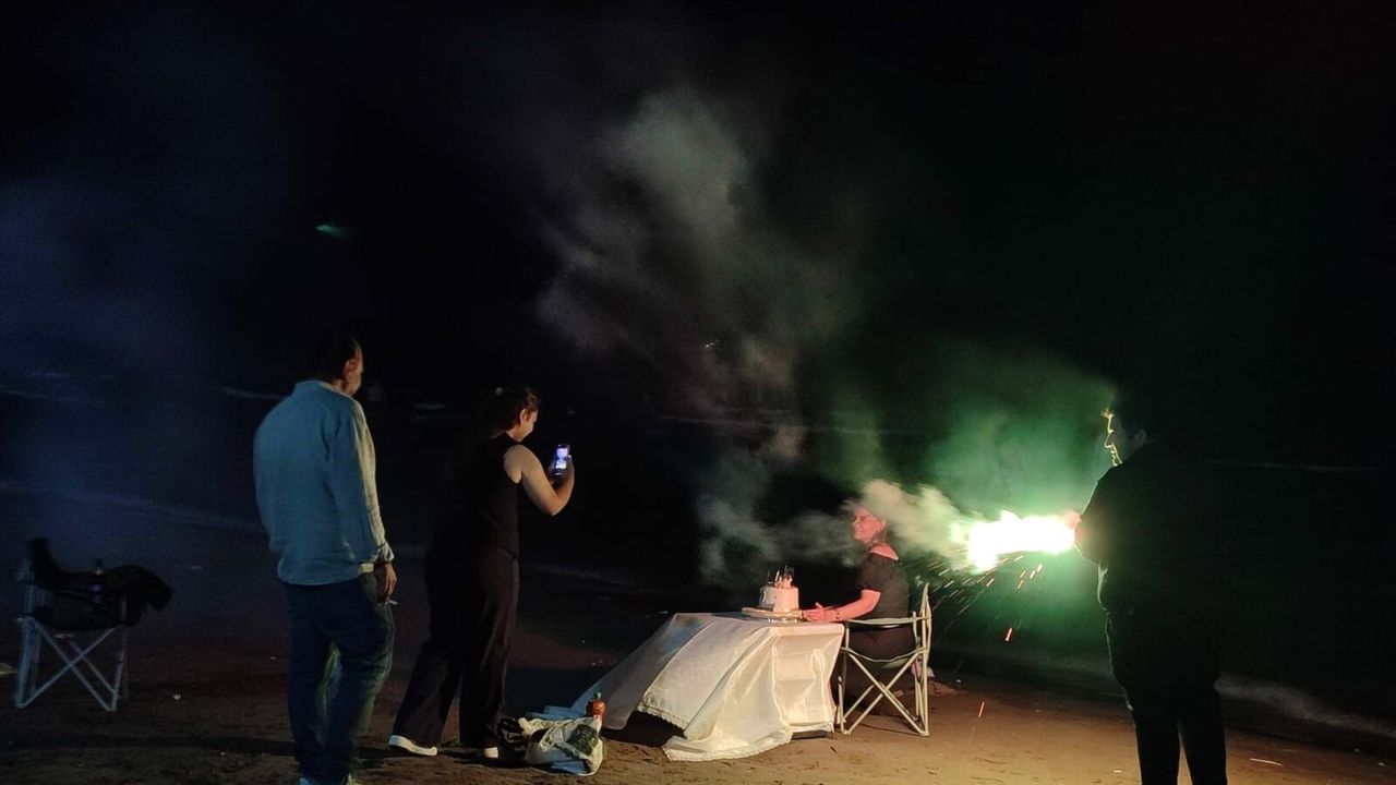 Karataş Sahilinde Doğum Günü Sürprizi