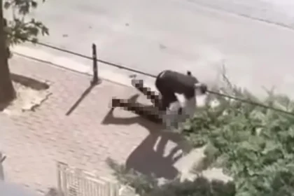 Korkunç anların görüntüsü ortaya çıktı: Husumetlisini sokak ortasında bıçaklayarak öldürdü Korkunç anların görüntüsü ortaya çıktı: Husumetlisini sokak ortasında bıçaklayarak öldürdü