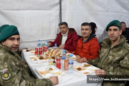 Kosova’da görevli Türk askerleri, Prizren’de iftar verdi Kosova’da görevli Türk askerleri, Prizren’de iftar verdi
