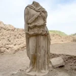 Laodikeia’da 2 metrelik “Athena” heykeli bulundu Laodikeia’da 2 metrelik “Athena” heykeli bulundu