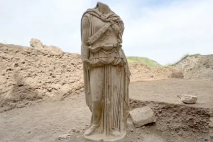 Laodikeia’da 2 metrelik “Athena” heykeli bulundu