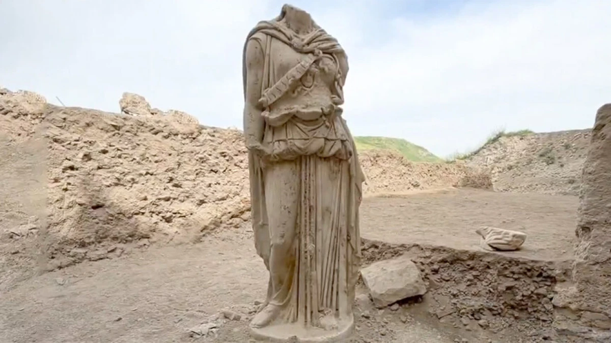 Laodikeia’da 2 metrelik “Athena” heykeli bulundu