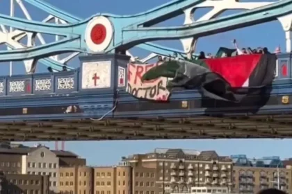 Londra’daki Tower Bridge’de Filistinli doktor Ebu Safiyye’nin serbest bırakılması için eylem düzenlendi