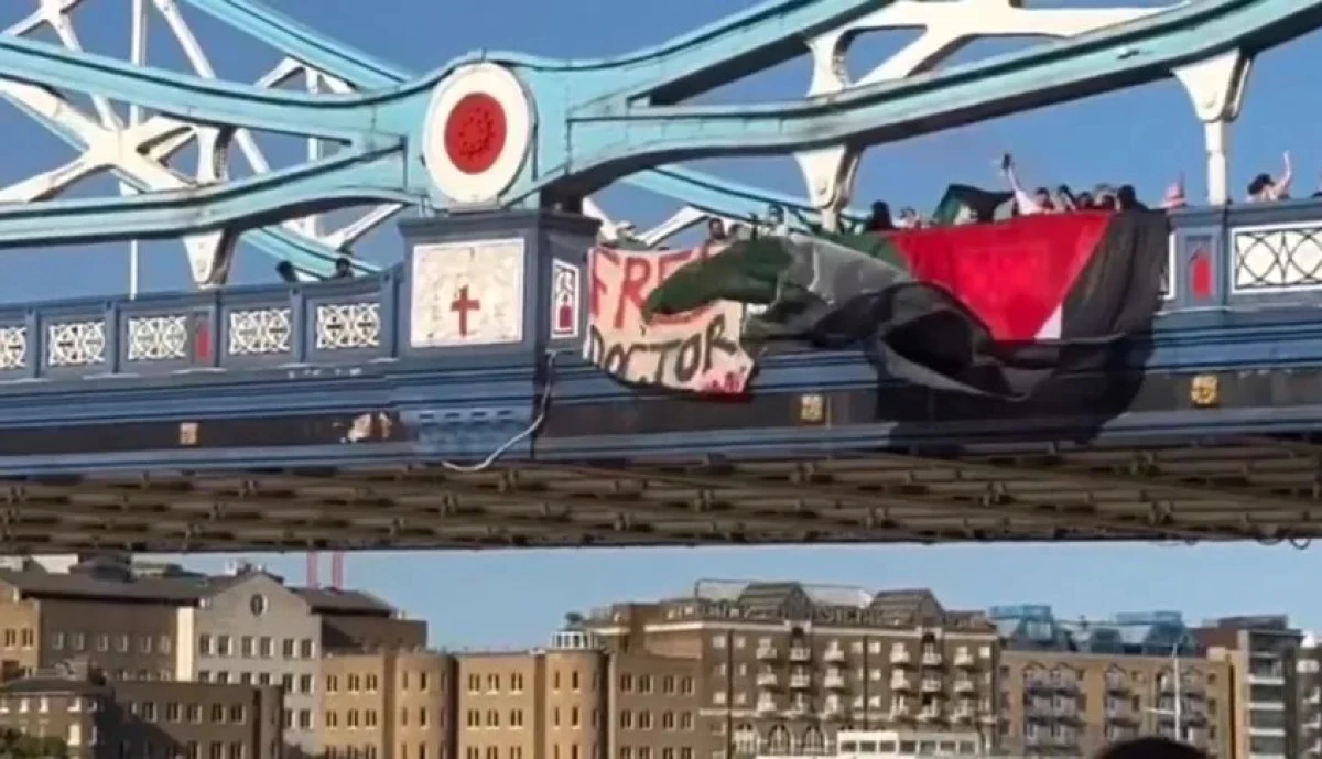 Londra’daki Tower Bridge’de Filistinli doktor Ebu Safiyye’nin serbest bırakılması için eylem düzenlendi