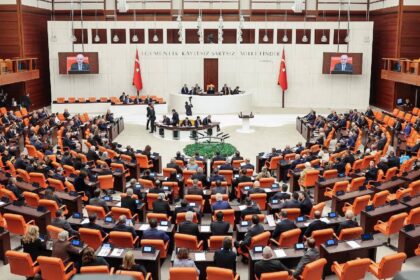 ‘Makbul akademisyen projesi’ olarak adlandırılan madde tekliften çıkarıldı ‘Makbul akademisyen projesi’ olarak adlandırılan madde tekliften çıkarıldı