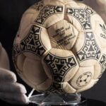 Maradona'nın "Tanrı'nın Eli" topu inanılmaz bir rakama satıldı Maradona'nın "Tanrı'nın Eli" topu inanılmaz bir rakama satıldı