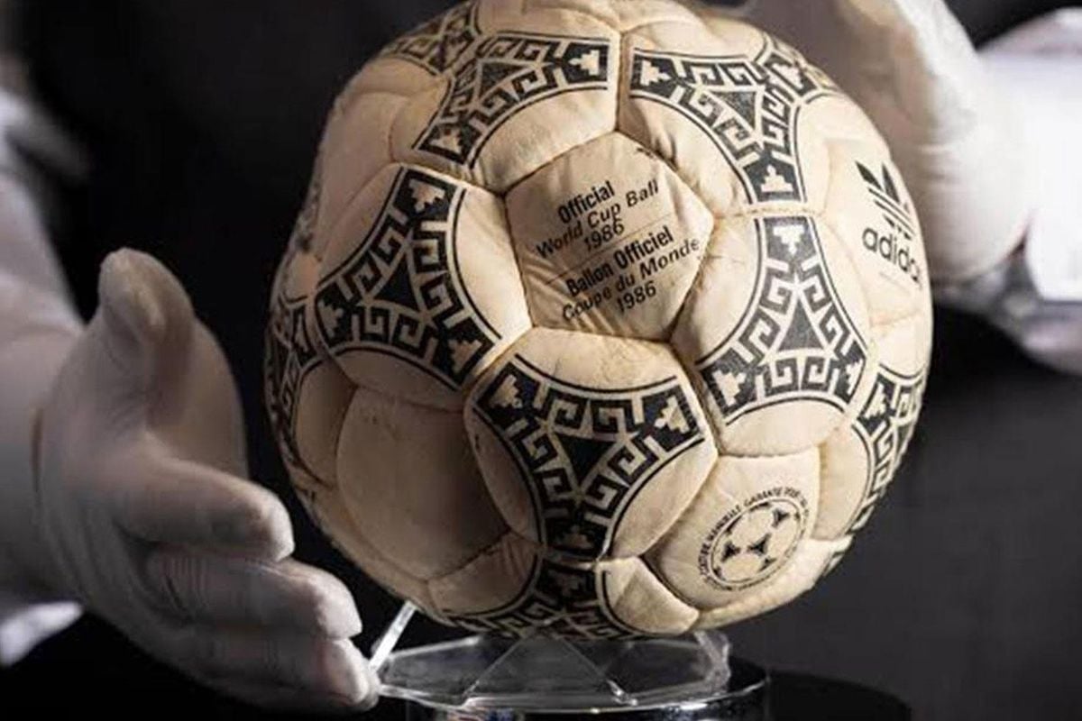 Maradona'nın "Tanrı'nın Eli" topu inanılmaz bir rakama satıldı Maradona'nın "Tanrı'nın Eli" topu inanılmaz bir rakama satıldı