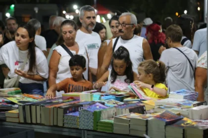“Ölmez Ağacın Gölgesinde Kitap” temalı Edremit Kitap Fuarı 8. kez kapılarını açıyor “Ölmez Ağacın Gölgesinde Kitap” temalı Edremit Kitap Fuarı 8. kez kapılarını açıyor
