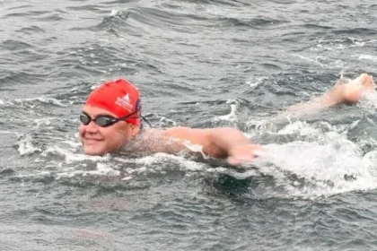Otizmli ultra maraton yüzücüsü Tuna Tunca, Kuzey Kanalı’nı geçti