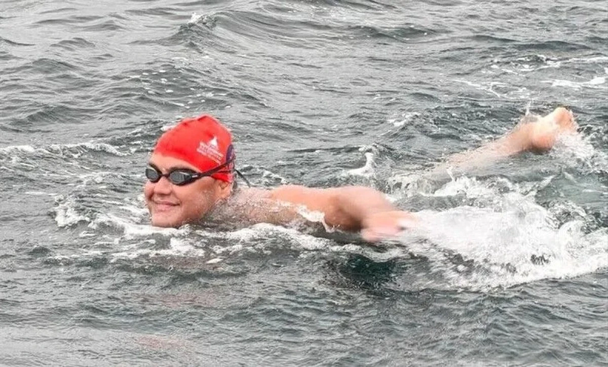 Otizmli ultra maraton yüzücüsü Tuna Tunca, Kuzey Kanalı’nı geçti