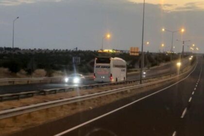 Otobanda akılalmaz anlar! Ters yöne giren yolcu otobüsü böyle görüntülendi