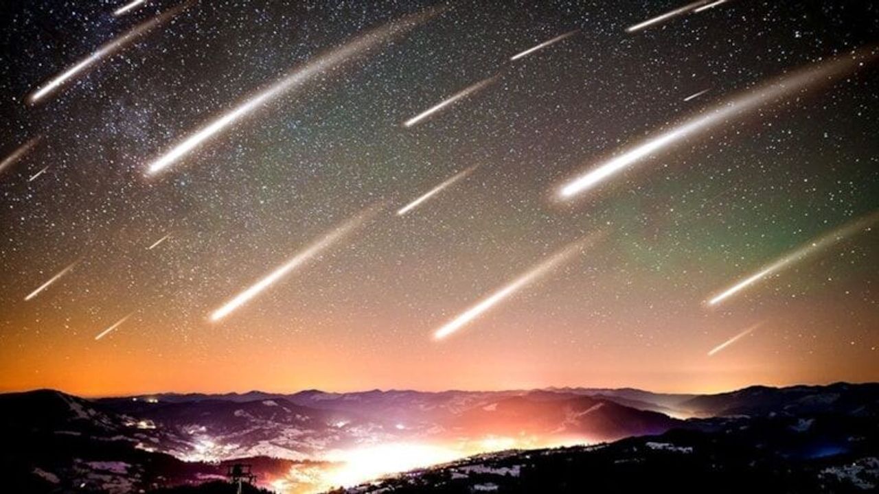 Perseid meteor yağmuru bu gece gökyüzünü aydınlatacak! İzmir’de saat belli oldu Perseid meteor yağmuru bu gece gökyüzünü aydınlatacak! İzmir’de saat belli oldu