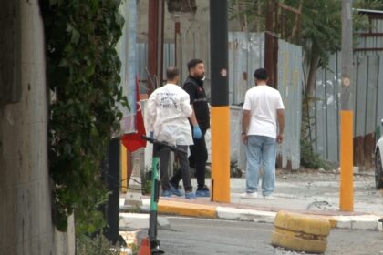 Polise bıçakla saldırmaya çalışan şüpheli ayağından vuruldu