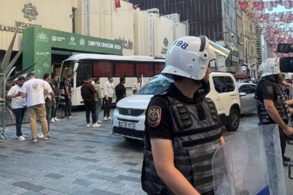 Polisten İstiklal Caddesi’nde öğretmenlere müdahale: 5 öğretmen gözaltına alındı