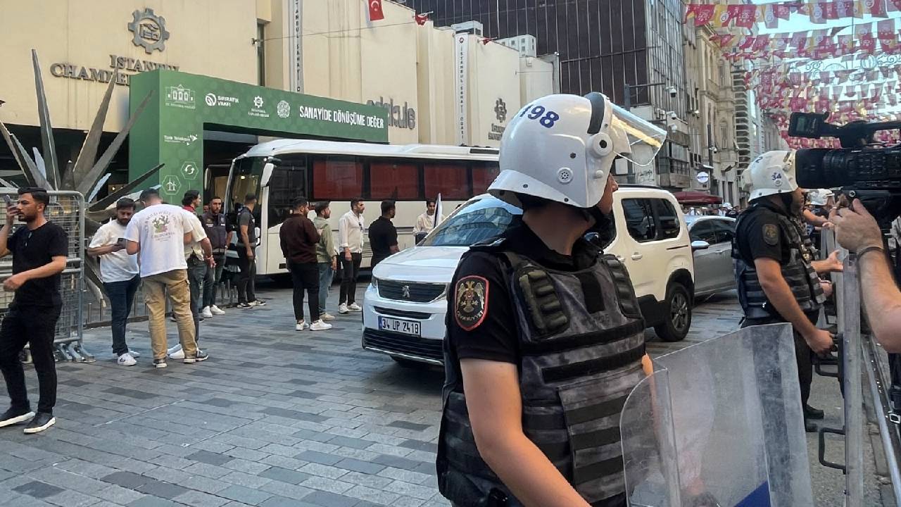 Polisten İstiklal Caddesi’nde öğretmenlere müdahale: 5 öğretmen gözaltına alındı