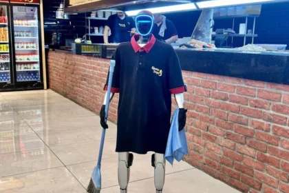 Robot garson bile isyan etti: ‘Diğer garsonları gaza getiriyor, patron zam, patron zam deyip duruyor’