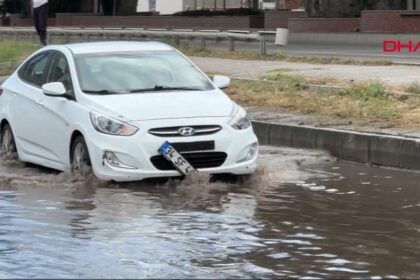 Samsun’da sağanak etkili oldu: Araçlar yollarda mahsur kaldı