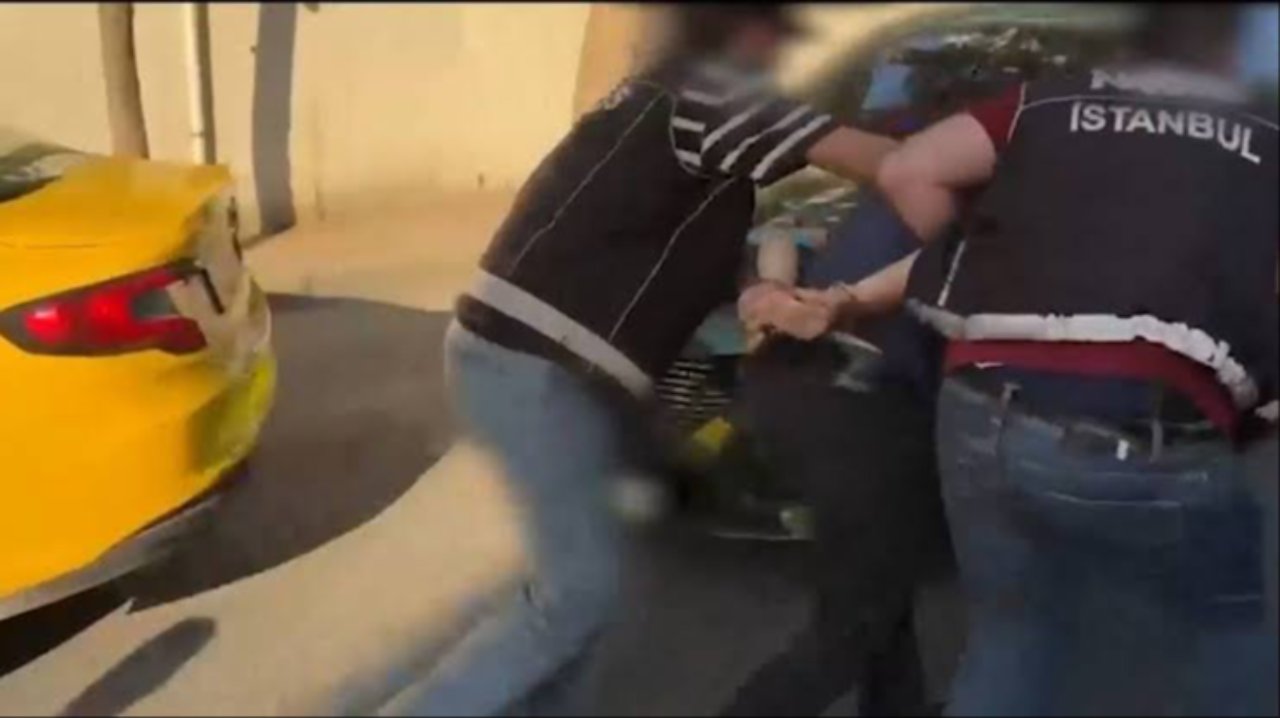 Taksiyle uyuşturucu sevkiyatına polis baskını Taksiyle uyuşturucu sevkiyatına polis baskını