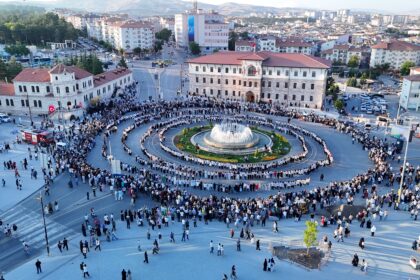Tarihi meydanda rekor. Bin 58 kadın aynı anda halay çekti