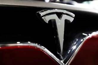 Tesla’dan örnek davranış. Farlar değişecek