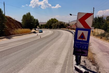 Tırdan dökülen boya araçların rengini değiştirmişti. O yol için çözüm bulundu Tırdan dökülen boya araçların rengini değiştirmişti. O yol için çözüm bulundu