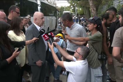 Ümit Özdağ'dan Enerji Bakanlığı önündeki madencilere destek ziyareti